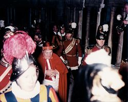 Giovanni XXIII entra nella basilica di San Pietro.