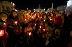 Alcuni fedeli tra i 40 mila che la sera dell'11 ottobre 2012 hanno partecipato alla fiaccolata commemorativa  dell'apertura del Concilio Vaticano II. Foto di Alessia Giuliani/Cpp. 
