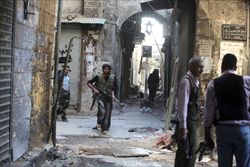 I ribelli per le strade devastate di Aleppo, in Siria (Reuters).