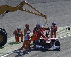 Fernando ùAlonso esce dalla sua Ferrari: per lui il Gran Premio del Giappone finisce alla prima curva (foto del servizio: Reuters).