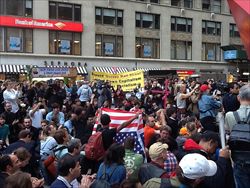 Una manifestazione davanti alla borsa di New York lo scorso 17 settembre (Foto Ansa. Quella di copertina è di Angela Vicino/S4C).