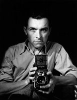 Robert Doisneau in un autoritratto del 1947 (copyright © atelier Robert Doisneau)