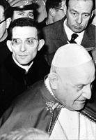 Monsignor Loris Capovilla, alle spalle di papa Giovanni XXIII  