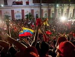 L'esultanza della folla sotto il balcone del presidente Chavez (Reuters).