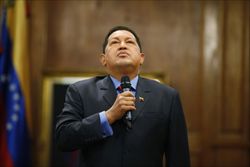 Hugo Chavez nel suo ufficio presidenziale (Reuters).