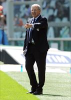 Luigi Del Neri quando siedeva sulla panchina della Juventus durante il match contro il Genoa, la sua nuova squadra. (Corbis)