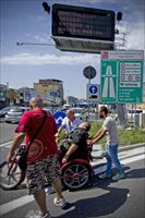 La protesta di un gruppo di disabili che hanno occupato per circa mezz'ora la rampa di accesso all'autostrada Napoli-Salerno, il 24 settembre 2012, a Napoli (Ansa).
