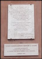 La lapide che ricorda il punto, a Roma, in cui ebbe inizio la caccia agli ebrei.