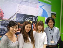 Al centro: Misaki Ishiguro e Yurina Sato, le due studentesse di Fukushima sbarcate a Civitavecchia con la nave Peaceboat.