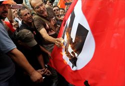 Le proteste ad Atene contro la visita della Merkel (foto del servizio: Reuters).