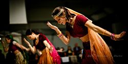 Alcune ballerine di danza indiana si esibiscono al Nomad Dance Fest di Milano (foto di Emil Khorsai). .