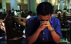 Cristiani in Indonesia. Tutte le foto di questo servizio sono dell'agenzia Reuters (in copertina: una chiesa protestante devastata in Algeria) 