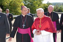 Monsignor Bruno Forte con papa Benedetto XVI.  