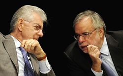 Il premier Mario Monti e il ministro Andrea Riccardi al Forum della Cooperazione. Foto Ansa. 