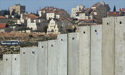 Il muro costruito da Israele. Foto Reuters.