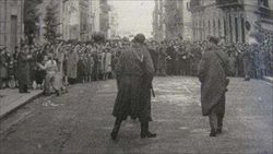 In una foto dell'epoca, la dimostrazione dei palermitani poi soffocata nella "Strage del pane".