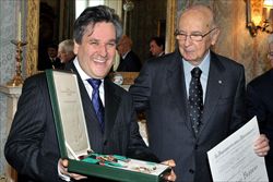 Il Presidente della Repubblica Giorgio Napolitano nel corso dell'Onorificenza di Cavaliere di Gran Croce al direttore d'orchestra Antonio Pappano (Ansa).