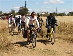 Matteo Sametti con un gruppo di accompagnatori durante la prima parte del viaggio, partito da Lusaka, nello Zambia.