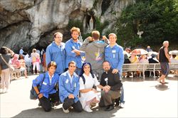 Don Luca Peyron, con alcuni giovani universitari in un viaggio a Lourdes.