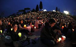 Giovani pellegrini durante una veglia di preghiera a Roma. Foto Reuters. Anche la copertina è dell'agenzia Reuters. 