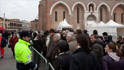 Padova. Alcune immagini del pellegrinaggio svoltosi in occasione dell'ostensione del corpo di Sant'Antonio, nel febbraio 2010. Foto di Alberto Bevilacqua.