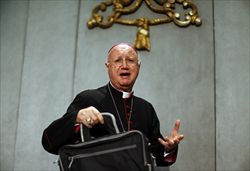 Monsignor Carlo Maria Celli al termine della conferenza stampa  della prima sessione del Sinodo. Le foto di questo servizio, copertina inclusa, sono dell'agenzia Reuters. 