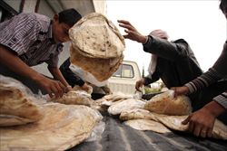La distribuzione del pane a Kafruma (Siria). Foto del servizio: Reuters.