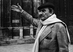 Luchino Visconti davanti alla Cattedrale di Bayeux.