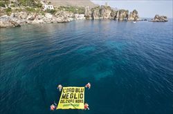 Alcune immagini dell'iniziativa di Greenpeace contro le trivelle in Sicilia.