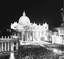 Piazza San Pietro la sera dell'11 ottobre 1962, duran te il celeberrimo "discorso alla luna" di papa Giovanni XXIII. Foto: archivio Ansa. 