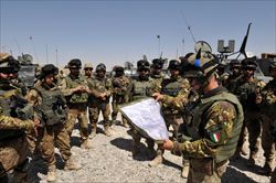 Militari italiani schierati in Afghanistan. Questa foto è  di Nino Leto. Quella di copertina è dell'agenzia Ansa.