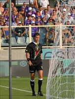 Il guardalinee di porta durante la partita del campionato di Serie A Fiorentina-Udinese allo stadio Artemio Franchi di Firenze (Ansa).