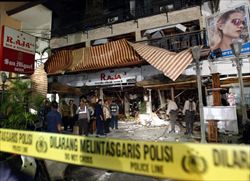 Un ristorante di Kuta (Bali) sventrato da una bomba nel 2005 (foto Reuters).