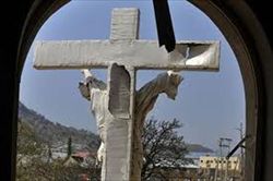 Una chiesa devastata da un attentato in Nigeria. Foto Reuters.