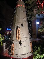 Un albero di Natale fatto di filo spinato e bombe sonore.