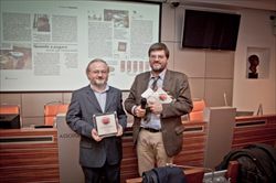 Da sinistra: don Antonio Rizzolo, condirettore di Famiglia Cristiana, e Luciano Scalettari, l'inviato speciale di Famiglia Cristiana che ha vinto il primo premio Sodalitas 2012 per la carta stampata. 