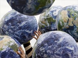 Un'immagine emblematica della globalizzazione. Foto Reuters.