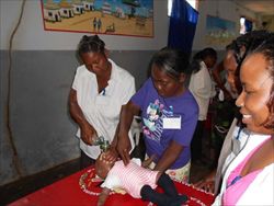 Lezione pratica con l’uso del manichino durante la quale vengono testate le procedure da adottare nell’assistenza al parto