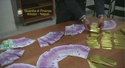 Il fermo immagine tratto da un video distribuito dalla GdF mostra un momento del blitz della Guardia di Finanza nei "Compro oro" giovedì 8 novembre 2012 (Ansa).