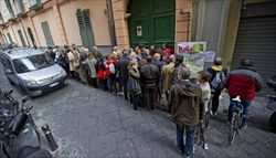 Un seggio per le primarie a Napoli (Ansa).