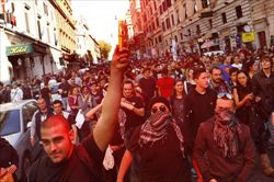 Un momento della manifestazione nazionale indetta dai movimenti studenteschi e dai precari della scuola in concomitanza con la giornata di sciopero generale europeo, a Roma, il  14 Novembre 2012 (foto Ansa).