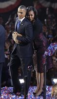 Barack e Michelle Obama dopo la vittoria, sul palco del McCormickPlace di Chicago.