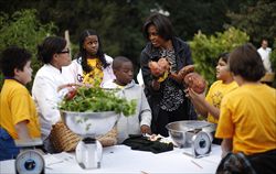 Michelle fa lezione ai bambini di alimentazione sana, alla Casa Bianca.