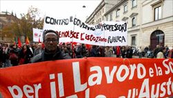 Un'immagine dello sciopero scattata a Milano (Ansa).