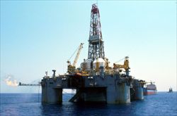 Una piattaforma petrolifera al largo di Otranto (Agf).