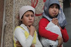 Due bambini ad Aleppo, in Siria, dopo l'ennesima strage di civili.. Foto Paolo Siccardi/Sync. La foto di copertina, che mostra alcuni militari del contigente internazionale schierato in Somalia, è dell'agenzia Reuters.
