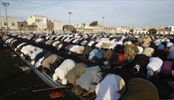 Preghiera collettiva nello stadio di Tunisi.