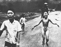 La foto scattata in Vietnam dopo un bombardamento al napalm dell'esercito americano, che secondo molti esperti costò la sconfitta agli Stati Uniti. Foto di Nick Ut.