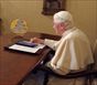 Papa Benedetto XVI con un ipad in una foto d'archivio (Ansa).