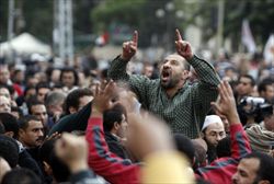 Gli oppositori del presidente Morsi in protesta al Cairo (Reuters).